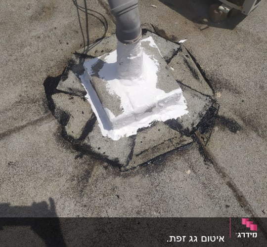 איטום צינור על גג עם חומר לבן ושחור